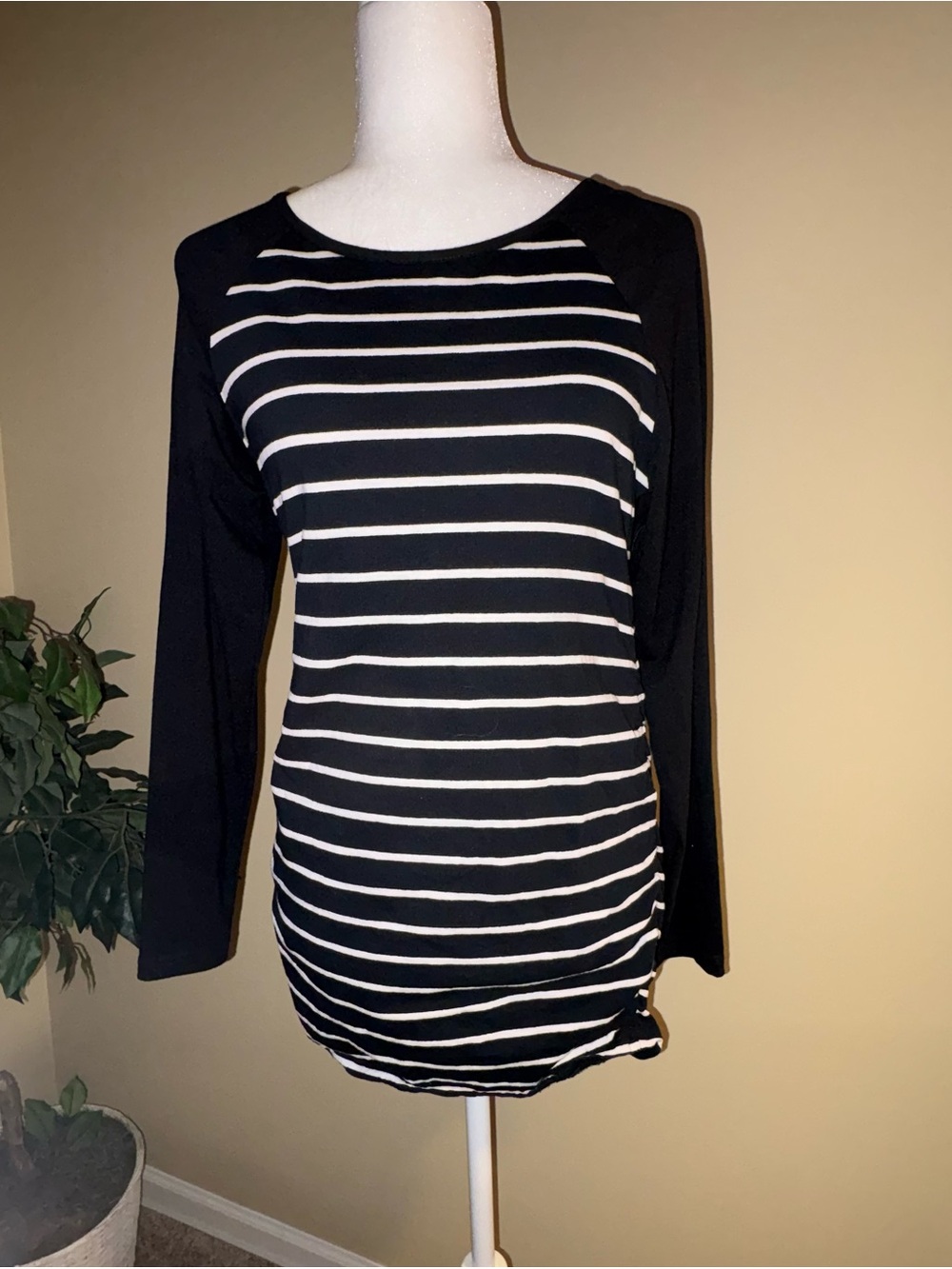 EUC BHome Black & White Maternity Top, Raglan Sleeve, Ruched Sides, Tunic Length